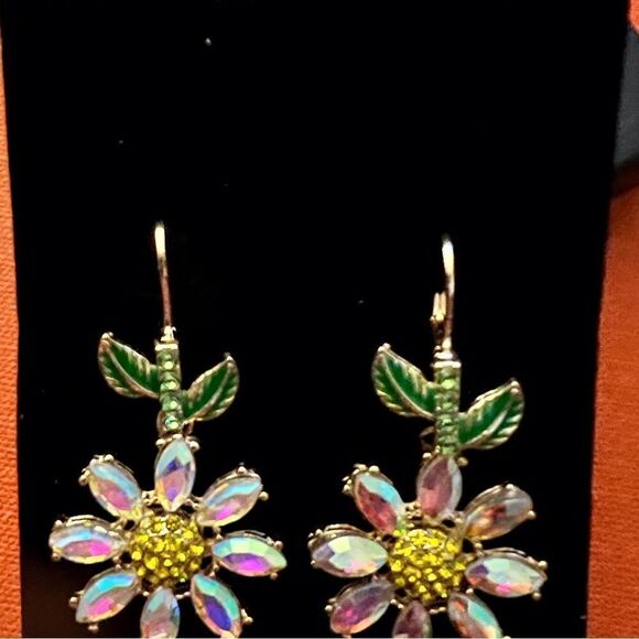 🌼 Betsey Johnson NEW CRYSTAL DROP DANGLE DAISY EARRINGS 🌼 - Picture 3 of 7
